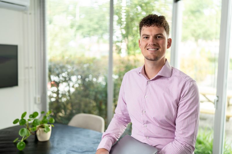 Financieel adviseur in Pesse met zijn laptop in zijn handen